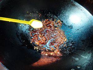 肉酱卷饵块,放入少许酱油、白糖、味精翻炒均匀后盛出备用。