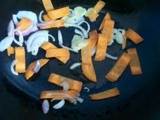 清炒鲜贝,炒出洋葱香味，放入胡萝卜片，炒至变色。