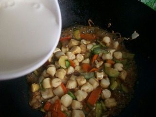 清炒鲜贝,烧开后，翻炒均匀，倒入水淀粉，収汁出锅即可。