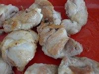 椰香鸡肉烩饭,铸铁锅内倒入3汤匙油，将腌好的鸡腿肉放入锅中大火两面煎成金黄色。取出。