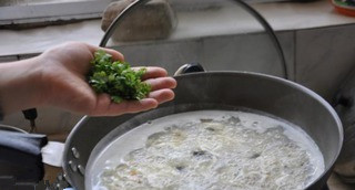 银丝海鲜羹,出锅前放入香菜，根据个人口味放入适量的盐。