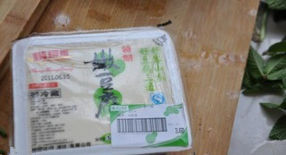银丝海鲜羹,内酯豆腐，买回来，撕去上面的塑料包装。