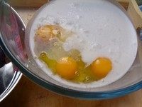 越南木薯椰浆班兰糕,在大碗里混合鸡蛋，1/4 tsp盐，椰奶，糖