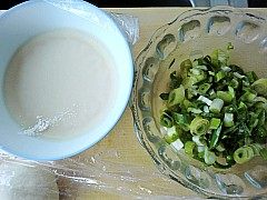 家常葱花油饼,准备好猪油和葱花。