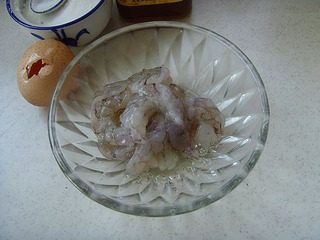 宫保虾球,取小碗，放入虾仁、盐、料酒、少许蛋清、干淀粉抓匀。