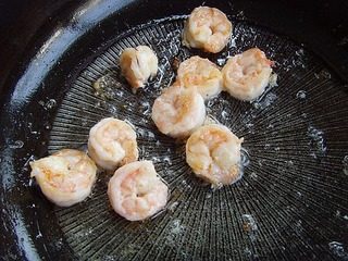 宫保虾球,锅置火上适量油烧热，放入虾仁炸至呈变色，捞出控油。