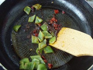 宫保虾球,锅留底油烧至五成热，放入辣豆瓣酱、干辣椒段炒香。