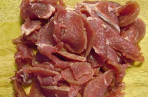 麻辣肉片,将猪里脊片切成厚约0.3厘米的大薄片，放入碗中，用蛋清、淀粉、盐拌匀，腌制待用；