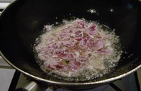 麻辣肉片,炒锅洗净，烧热，放入较多的油，烧至6成热时放入肉片滑炒；