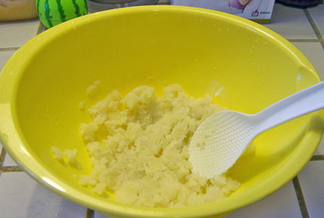 土豆沙拉,将土豆洗净放入水中煮熟，用筷子能穿过即可，捞出后去皮，放入沙拉盆中碾成土豆泥，可以加入适量水拌匀，这样土豆泥会更加细滑。