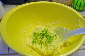土豆沙拉,将蛋白粒和黄瓜粒以及一大半<a style='color:red;display:inline-block;' href='/shicai/ 4856'>沙拉酱</a>（另一半留作装饰用）放入沙拉盆中和土豆泥一起拌匀，加入适量盐调味。
