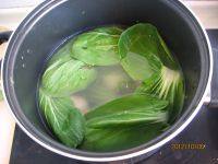 蟹粉狮子头,将水沿着锅沿慢慢倒入，没过肉丸，加入少许高汤精调味。