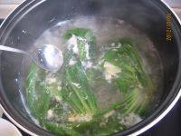蟹粉狮子头,大火将锅烧开，尽量撇净浮沫，尝一下汤的味道，根据情况加入适量盐，转小火慢炖。