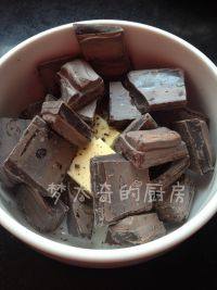 致命巧克力,巧克力和黄油（20克）放入无水干燥的容器内隔水加热。