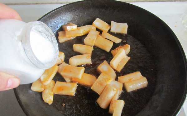 鲜虾炒年糕,翻炒时加入适量的盐和胡椒粉调味