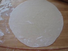 牛肉卷饼,面团切成小剂子，分别擀开成薄约2mm的薄饼。擀好的饼皮刷上油，可以摞在一起不会粘粘。