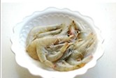 美味蝴蝶虾,如果是从菜场买回来的鲜虾，最好在冰箱里冻十几分钟，这样方便将虾皮去掉。