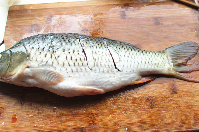 豆腐炖鱼,2斤重的鱼一条去鳞去内脏及肚内黑膜，切几刀