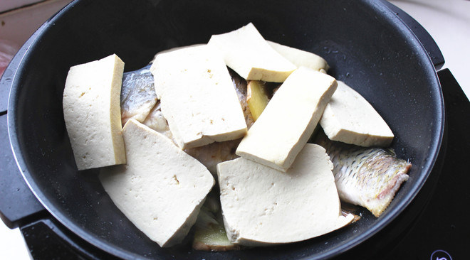 豆腐炖鱼,放入豆腐