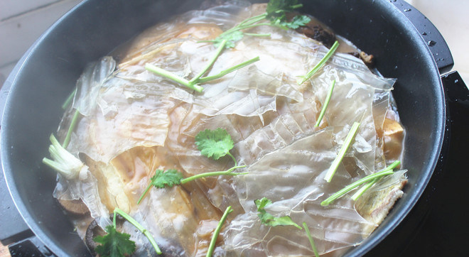 豆腐炖鱼,剩余5分钟的时候放入粉皮，继续盖锅盖炖