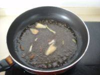本帮熏鱼,热锅温油取出腌鱼的姜片和葱段入锅爆香