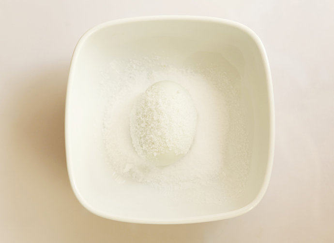 自制咸鸭蛋,然后将沾了白酒的鸭蛋在盐里滚一圈，保证鸭蛋全部沾上了盐粒。