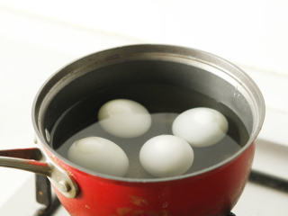 自制咸鸭蛋,包扎好的鸭蛋，放在干燥阴凉的地方腌制20天。取出鸭蛋冲洗干净，放入锅中煮10分钟。