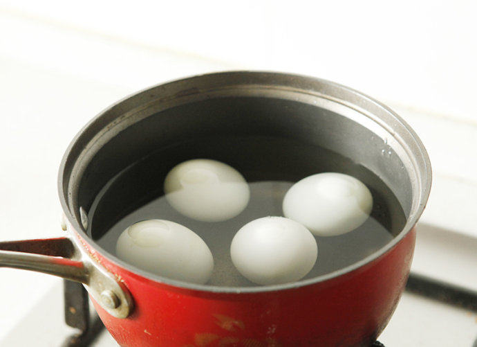 自制咸鸭蛋,包扎好的鸭蛋，放在干燥阴凉的地方腌制20天。取出鸭蛋冲洗干净，放入锅中煮10分钟。