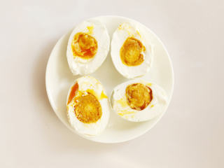 自制咸鸭蛋,咸鸭蛋煮熟，冷却后切开即可食用。