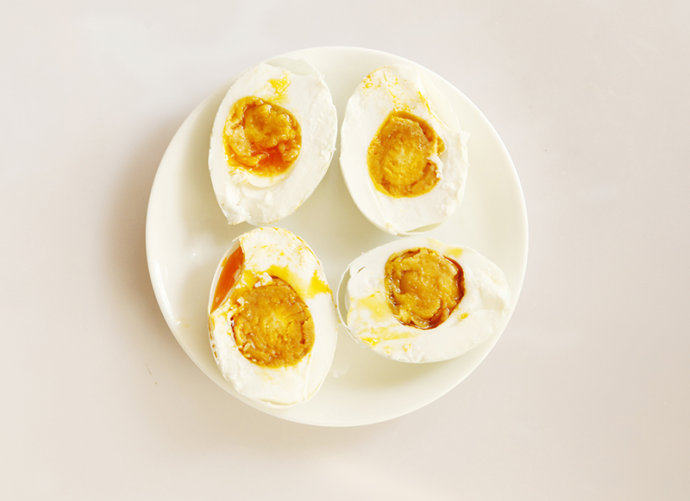 自制咸鸭蛋,咸鸭蛋煮熟，冷却后切开即可食用。