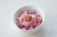 咕咾肉,猪肉洗净切厚片，加入料酒10毫升、盐1克、五香粉2克腌制10分钟。