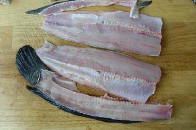 椒麻鱼片,黑鱼洗净，切下鱼头，将中间的鱼骨切下，再将鱼鳍切下（要从鱼的背部开始切，鱼头和鱼骨留着可以烧汤）。