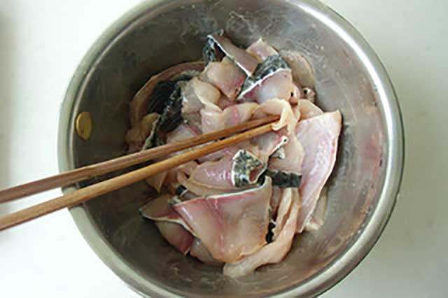 椒麻鱼片,搅拌均匀，冷藏腌制
60分钟左右。