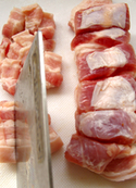 卤肉饭,肉洗净，先将肉横切成3厘米左右的段，再竖切成1厘米左右宽的带皮小肉丁。
