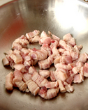 卤肉饭,锅内入少许油，将肉丁放入里面，慢慢的炒，直到油全部逼出。