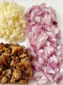 卤肉饭,将香菇泡发后切丁，洋葱切丁，蒜瓣切丁。备用。