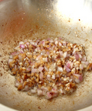 卤肉饭,放入香菇丁，洋葱丁，蒜末一同炒香。烹入少量的米酒或花雕。