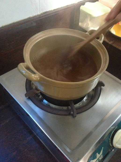 养生膏,煮3小时，6L的紫砂锅，然后倒掉药渣。只要浓缩的水，换个砂锅，拿到煤气炉上，用中小火再继续煮至稍微有点稠。