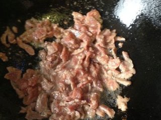杭椒牛柳,炒锅大火热油，将牛肉倒入，快速翻炒至变色即盛出(不能久炒，越炒越老)；