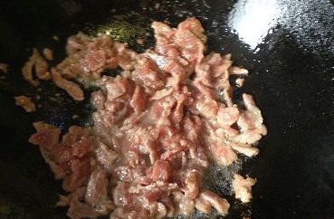 杭椒牛柳,炒锅大火热油，将牛肉倒入，快速翻炒至变色即盛出(不能久炒，越炒越老)；