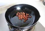 酸辣粉,平底锅内放一大勺油，放入花生小火炸至花生变的酥脆后捞出控油。