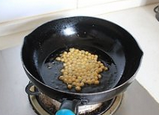 酸辣粉,泡好的黄豆用厨房纸巾吸一下水，放入平底锅内，中小火将黄豆炸至酥脆后捞出控油。