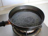 酸辣粉,另起锅，开一锅水将泡好的红薯粉条煮至无硬心即可。