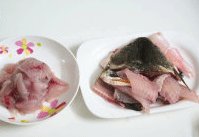 蕃茄鱼片汤,把鱼去鳞去内脏后清洗干净，然后把鱼头切下，鱼肉片出来；