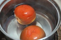 蕃茄鱼片汤,起锅烧开水，蕃茄面上划上十字，摆入锅中一起煮开，直至表面开始脱落；