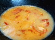 蕃茄鱼片汤,倒入浓汤，大火烧开汤底；