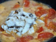 蕃茄鱼片汤,加入鱼肉片，轻轻搅拌下，待锅里的鱼片肉一变奶白色即可关火调味食用。
