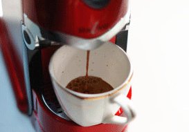 经典卡布其诺,把杯子放在咖啡杯出品处，按下“大杯”，待咖啡流入杯中；