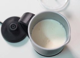 经典卡布其诺,把牛奶倒入“意達莉咖Italico奶泡机”内，盖上透明盖；