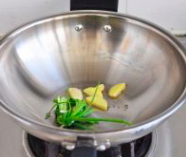 板栗烧排骨,锅里放少许油，能擦锅底即可不要剩余。8成热放姜葱爆出香味。